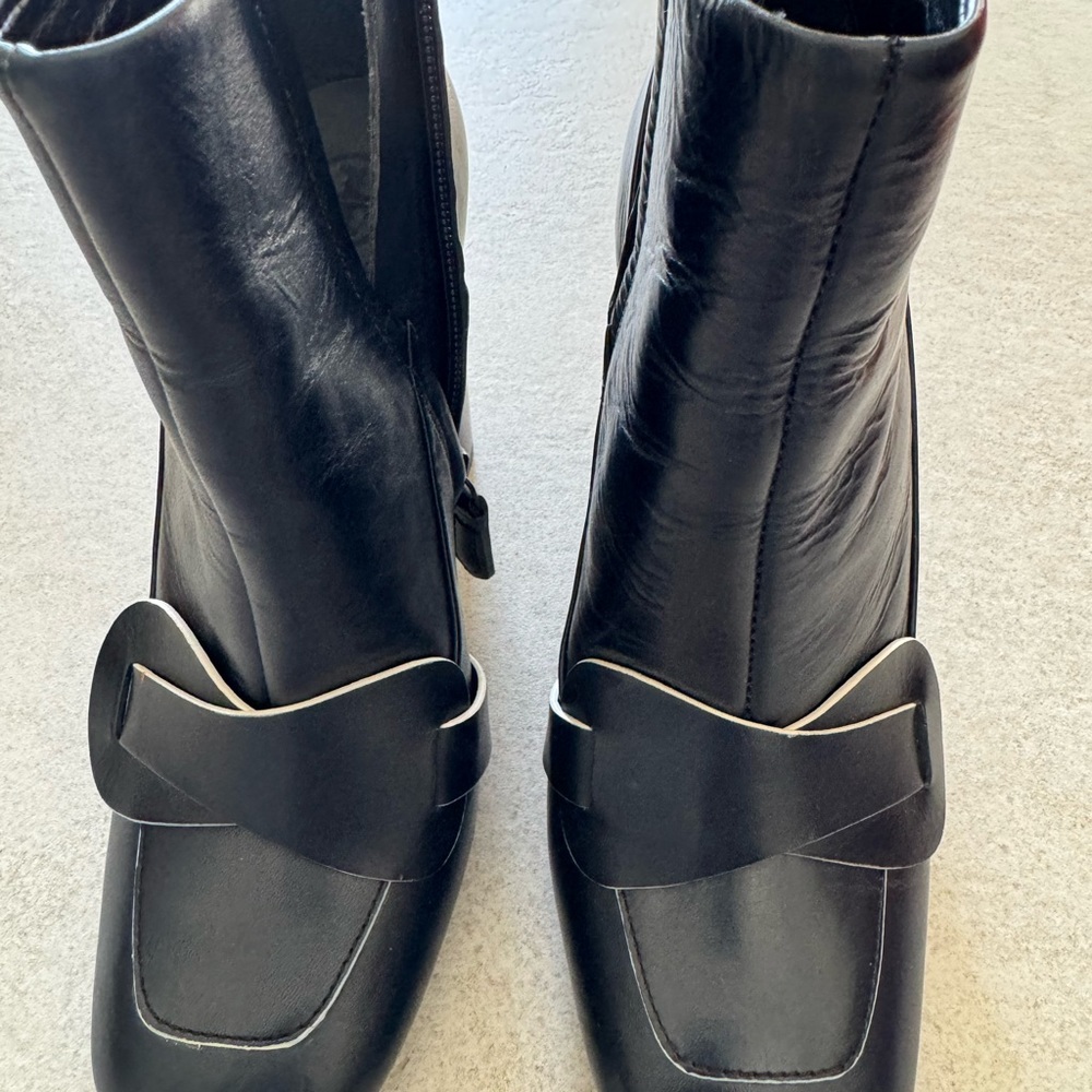 Tory Burch authenticate boots dark navy blue. Great condition